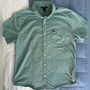 🌿 RVCA Men’s Short Sleeve Button-Down Shirt – Light Sage Green (L)
